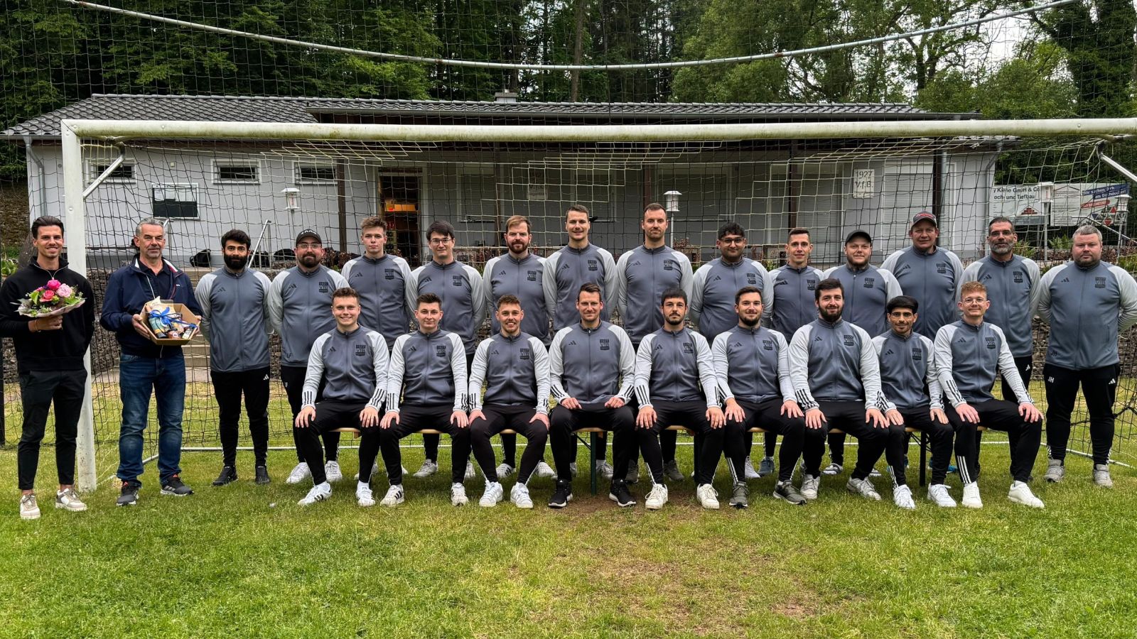 Meisterbetrieb Uber sponsert neue Trainingsanzüge für den VfB Negenborn 