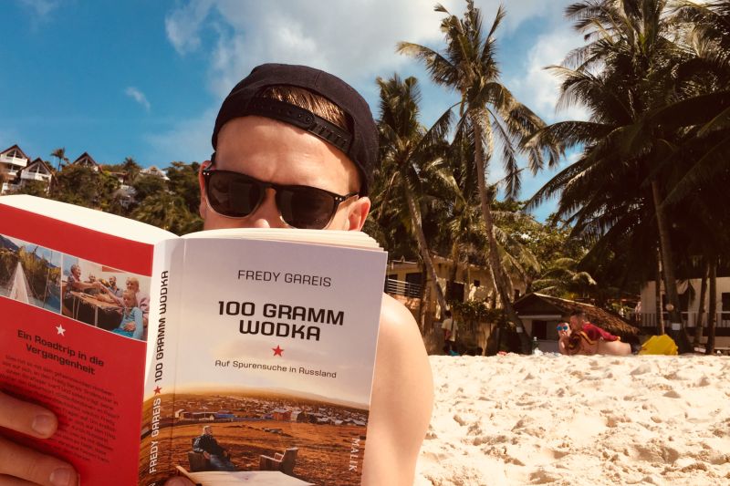 René Wenzel bereitet sich im Urlaub auf den Philippinen mit dem Buch „100 Gramm Vodka“ auf die Russland-Reise vor.